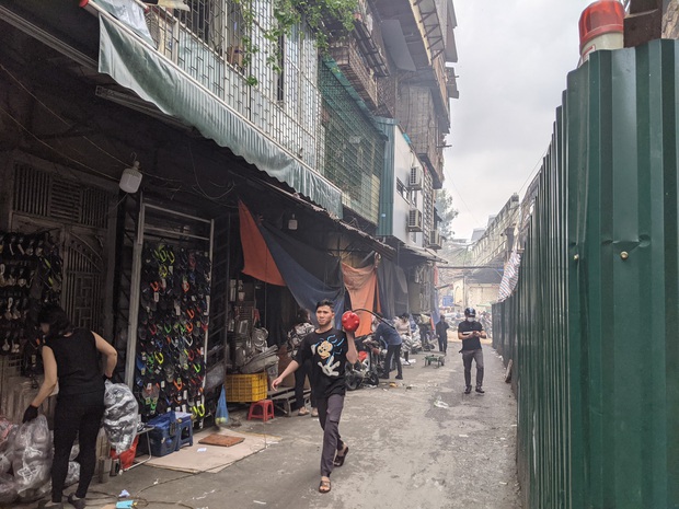 Hà Nội: Cháy lớn trên phố cổ vào giờ trưa, người dân hoảng loạn - Ảnh 3. Hà Nội: Cháy lớn trên phố cổ vào giờ trưa, người dân hoảng loạn - Ảnh 3.
