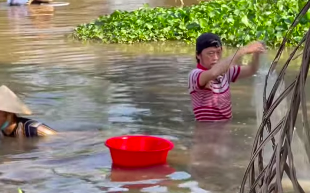 NS Hoài Linh bị thương do lội ao ở nhà thờ 100 tỷ đồng, khẳng định: Tôi bây giờ chỉ ăn uống đạm bạc, chẳng có tiền ăn cao lương mỹ vị - Ảnh 3.