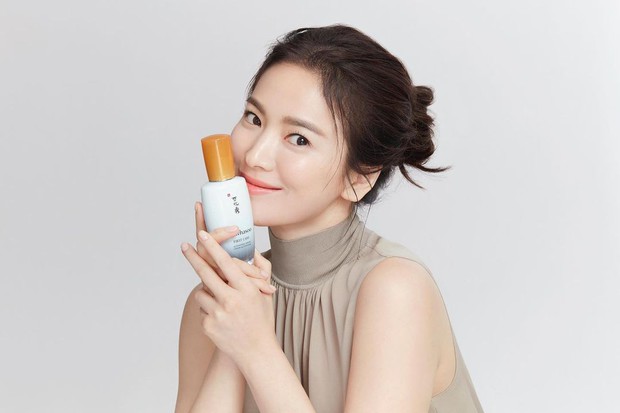 Giữa tin đồn tình cũ Hyun Bin kết hôn với Son Ye Jin, Song Hye Kyo bỗng có động thái bất ngờ - Ảnh 3. Giữa tin đồn tình cũ Hyun Bin kết hôn với Son Ye Jin, Song Hye Kyo bỗng có động thái bất ngờ - Ảnh 3.