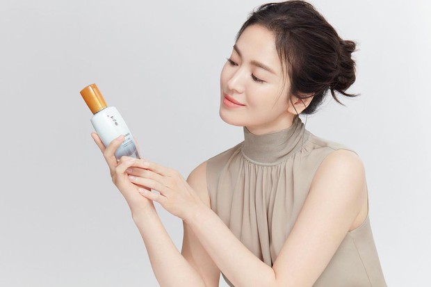 Giữa tin đồn tình cũ Hyun Bin kết hôn với Son Ye Jin, Song Hye Kyo bỗng có động thái bất ngờ - Ảnh 4. Giữa tin đồn tình cũ Hyun Bin kết hôn với Son Ye Jin, Song Hye Kyo bỗng có động thái bất ngờ - Ảnh 4.