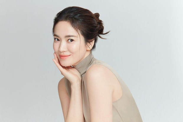 Giữa tin đồn tình cũ Hyun Bin kết hôn với Son Ye Jin, Song Hye Kyo bỗng có động thái bất ngờ - Ảnh 2. Giữa tin đồn tình cũ Hyun Bin kết hôn với Son Ye Jin, Song Hye Kyo bỗng có động thái bất ngờ - Ảnh 2.