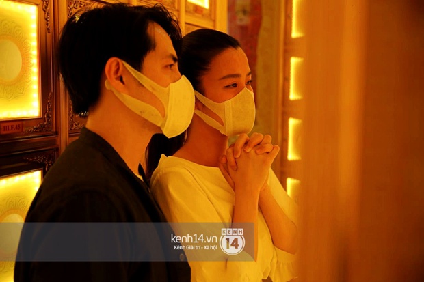 Xót xa hình ảnh Đông Nhi khóc nghẹn, Ông Cao Thắng ôm chặt vợ vỗ về khi nhìn thấy di ảnh của phù thuỷ trang điểm Minh Lộc - Ảnh 5. Xót xa hình ảnh Đông Nhi khóc nghẹn, Ông Cao Thắng ôm chặt vợ vỗ về khi nhìn thấy di ảnh của phù thuỷ trang điểm Minh Lộc - Ảnh 5.