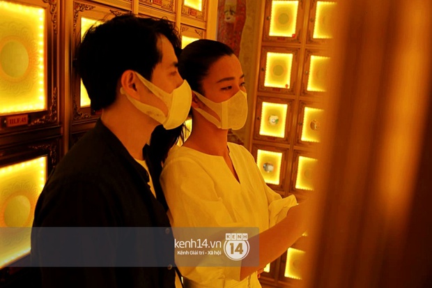 Xót xa hình ảnh Đông Nhi khóc nghẹn, Ông Cao Thắng ôm chặt vợ vỗ về khi nhìn thấy di ảnh của phù thuỷ trang điểm Minh Lộc - Ảnh 7. Xót xa hình ảnh Đông Nhi khóc nghẹn, Ông Cao Thắng ôm chặt vợ vỗ về khi nhìn thấy di ảnh của phù thuỷ trang điểm Minh Lộc - Ảnh 7.