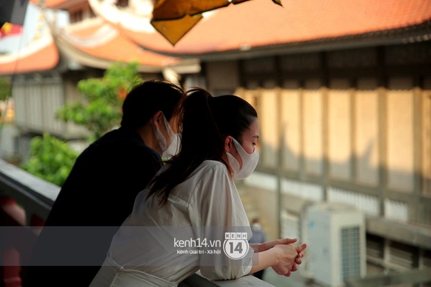 Xót xa hình ảnh Đông Nhi khóc nghẹn, Ông Cao Thắng ôm chặt vợ vỗ về khi nhìn thấy di ảnh của phù thuỷ trang điểm Minh Lộc - Ảnh 10. Xót xa hình ảnh Đông Nhi khóc nghẹn, Ông Cao Thắng ôm chặt vợ vỗ về khi nhìn thấy di ảnh của phù thuỷ trang điểm Minh Lộc - Ảnh 10.