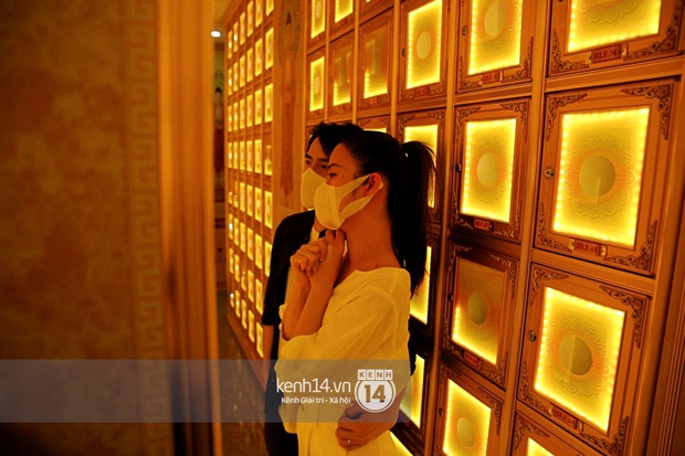Xót xa hình ảnh Đông Nhi khóc nghẹn, Ông Cao Thắng ôm chặt vợ vỗ về khi nhìn thấy di ảnh của phù thuỷ trang điểm Minh Lộc - Ảnh 6.