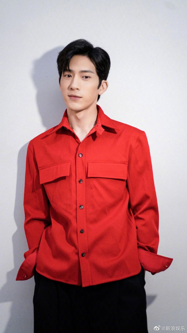 Bê bối gây sốc Weibo: Mỹ nam Tỉnh Bách Nhiên lộ clip lao vào hôn nam đồng nghiệp, loạt tình tiết đáng ngờ năm xưa bị đào lại - Ảnh 8. Bê bối gây sốc Weibo: Mỹ nam Tỉnh Bách Nhiên lộ clip lao vào hôn nam đồng nghiệp, loạt tình tiết đáng ngờ năm xưa bị đào lại - Ảnh 8.