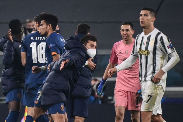 Ronaldo và Juventus đá hơn người 70 phút, thắng 3-2 vẫn bị loại khỏi Champions League - Ảnh 2.