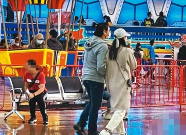 Quý tử nhà Lưu Thi Thi gây bão khi lần đầu lộ diện, hành động ngọt ngào của Ngô Kỳ Long khiến Cnet ấm lòng - Ảnh 3. Quý tử nhà Lưu Thi Thi gây bão khi lần đầu lộ diện, hành động ngọt ngào của Ngô Kỳ Long khiến Cnet ấm lòng - Ảnh 3.
