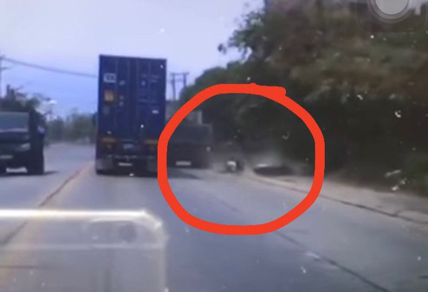 Đồng Nai: Phẫn nộ clip xe ben vượt ẩu tông 1 học sinh đi xe máy bị thương rồi bỏ chạy - Ảnh 2. Đồng Nai: Phẫn nộ clip xe ben vượt ẩu tông 1 học sinh đi xe máy bị thương rồi bỏ chạy - Ảnh 2.