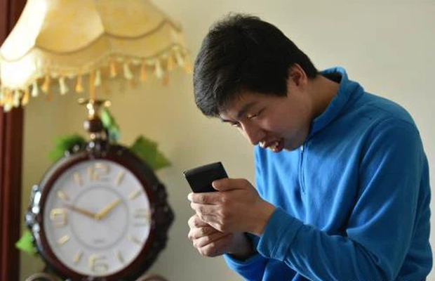 Cậu bé thiểu năng bị đuổi học, bố mẹ khóc hết nước mắt vì thương con, ai ngờ vài năm sau xảy ra kỳ tích chấn động cả nước - Ảnh 1. Cậu bé thiểu năng bị đuổi học, bố mẹ khóc hết nước mắt vì thương con, ai ngờ vài năm sau xảy ra kỳ tích chấn động cả nước - Ảnh 1.