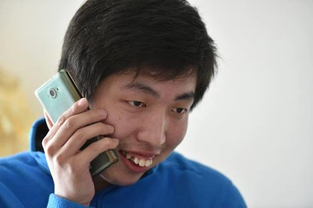 Cậu bé thiểu năng bị đuổi học, bố mẹ khóc hết nước mắt vì thương con, ai ngờ vài năm sau xảy ra kỳ tích chấn động cả nước - Ảnh 2. Cậu bé thiểu năng bị đuổi học, bố mẹ khóc hết nước mắt vì thương con, ai ngờ vài năm sau xảy ra kỳ tích chấn động cả nước - Ảnh 2.