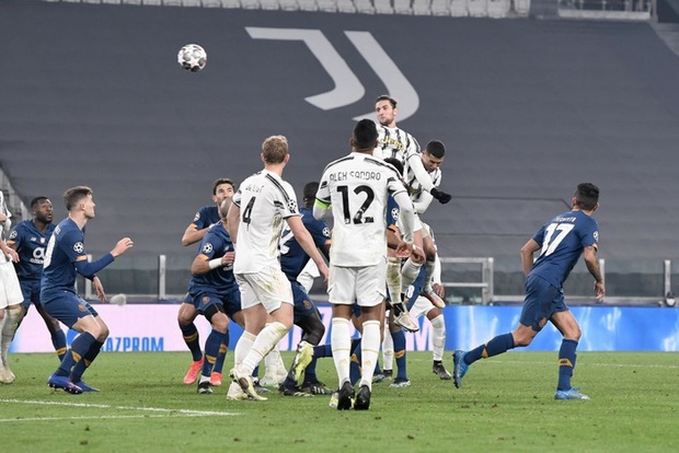 Ronaldo và Juventus đá hơn người 70 phút, thắng 3-2 vẫn bị loại khỏi Champions League - Ảnh 12.