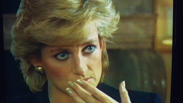 Sao chép Công nương Diana trong cuộc phỏng vấn bom tấn, Meghan Markle đang chịu chung nỗi khổ với mẹ chồng quá cố hay lợi dụng hào quang để nổi tiếng? - Ảnh 3. Sao chép Công nương Diana trong cuộc phỏng vấn bom tấn, Meghan Markle đang chịu chung nỗi khổ với mẹ chồng quá cố hay lợi dụng hào quang để nổi tiếng? - Ảnh 3.