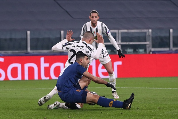 Ronaldo và Juventus đá hơn người 70 phút, thắng 3-2 vẫn bị loại khỏi Champions League - Ảnh 4.