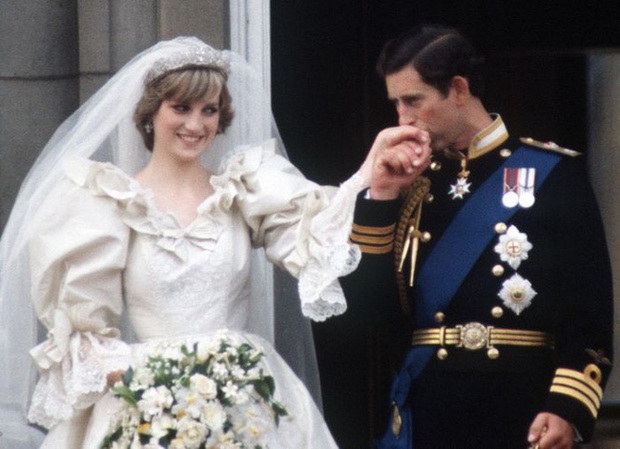 Sao chép Công nương Diana trong cuộc phỏng vấn bom tấn, Meghan Markle đang chịu chung nỗi khổ với mẹ chồng quá cố hay lợi dụng hào quang để nổi tiếng? - Ảnh 6. Sao chép Công nương Diana trong cuộc phỏng vấn bom tấn, Meghan Markle đang chịu chung nỗi khổ với mẹ chồng quá cố hay lợi dụng hào quang để nổi tiếng? - Ảnh 6.