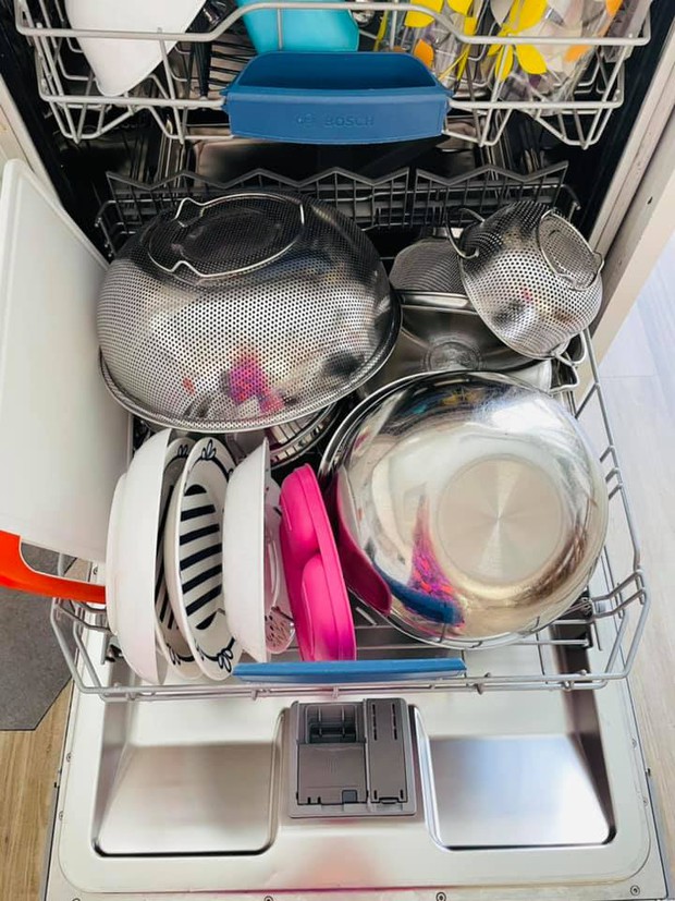 Đầu tư gần 20 triệu mua máy rửa bát, mẹ đảm Hà Tĩnh tưởng nhàn thân mà vẫn dở khóc dở cười khi phát hiện điều này - Ảnh 8.