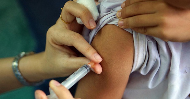 WHO khuyến cáo vaccine ngừa COVID-19 gây triệu chứng giống cúm - Ảnh 1.