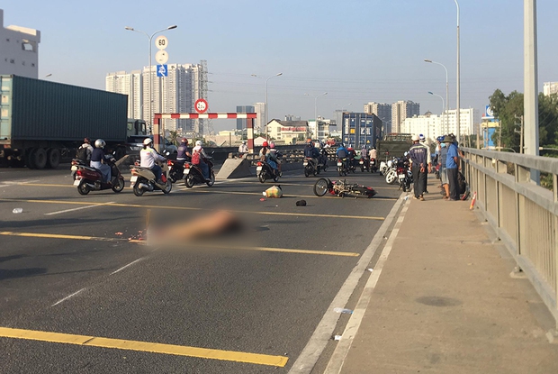 TP.HCM: Cha bị xe container cán tử vong, con gái đến hiện trường ôm thi thể khóc ngất - Ảnh 1.