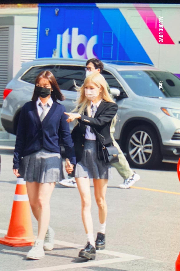 Rosé đi show diện đồ hiệu 250 triệu đồng, nhưng nhìn xuống đầu gối nàng mà tụt mood - Ảnh 6.