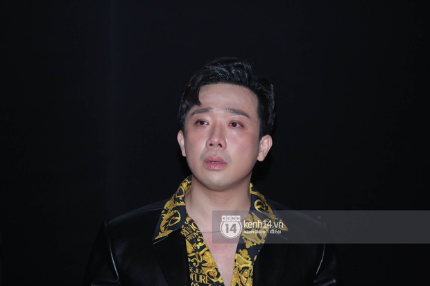 Clip: Trấn Thành lại khóc lần 3 ở họp báo Bố Già, cúi người cảm ơn khán giả miền Bắc - Ảnh 1.