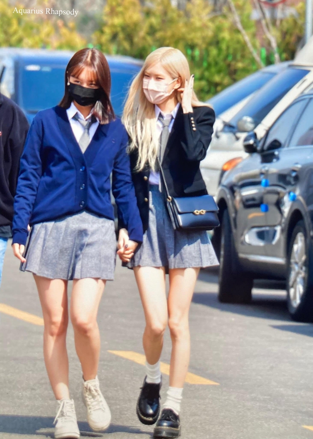 Rosé đi show diện đồ hiệu 250 triệu đồng, nhưng nhìn xuống đầu gối nàng mà tụt mood - Ảnh 7.