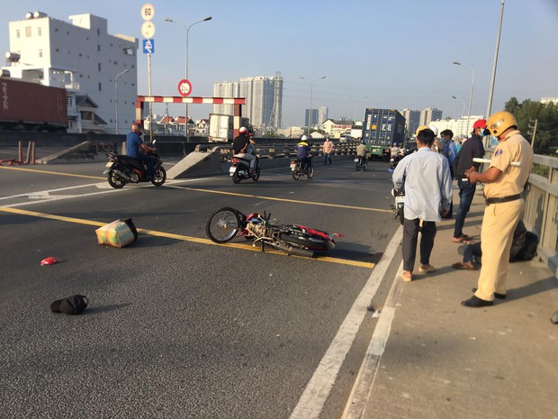 TP.HCM: Cha bị xe container cán tử vong, con gái đến hiện trường ôm thi thể khóc ngất - Ảnh 3.