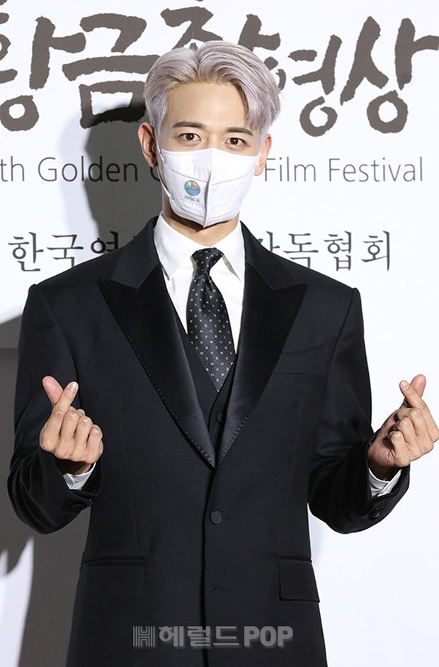 Thảm đỏ khủng hot nhất hôm nay: Hoa hậu Honey Lee hồng chói lọi bên Yoona kín đáo, Lee Kwang Soo lấy lại visual đỉnh - Ảnh 8.