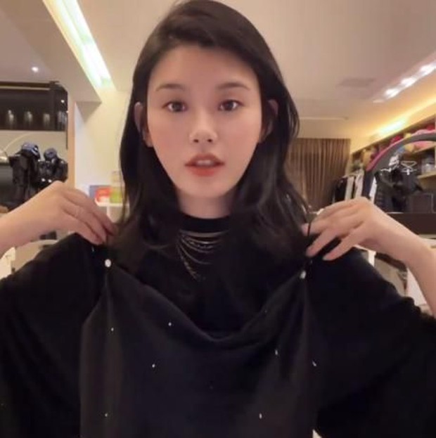 Cuộc sống giàu có của Ming Xi sau khi sinh quý tử: Phóng tay mua hàng hiệu đắt đỏ, bóc giá nghe mà choáng - Ảnh 6. Cuộc sống giàu có của Ming Xi sau khi sinh quý tử: Phóng tay mua hàng hiệu đắt đỏ, bóc giá nghe mà choáng - Ảnh 6.