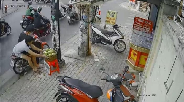 Phẫn nộ clip 3 thanh niên chôm cả rổ xoài của người bán hàng rong ở Sài Gòn rồi phóng xe mất hút - Ảnh 3. Phẫn nộ clip 3 thanh niên chôm cả rổ xoài của người bán hàng rong ở Sài Gòn rồi phóng xe mất hút - Ảnh 3.