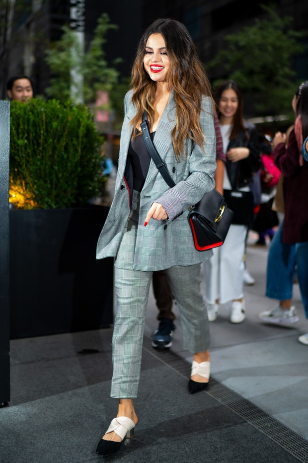 11 outfit mùa Xuân đơn giản nhưng sành điệu có thừa của Selena Gomez, không tham khảo thì phí - Ảnh 2.