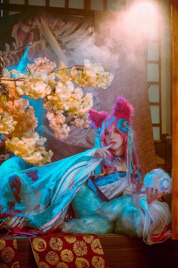 Ngất trên giàn quất với loạt ảnh cosplay Ahri Chiêu Hồn Thiên Hồ do mỹ nhân người Việt hóa thân - Ảnh 3.