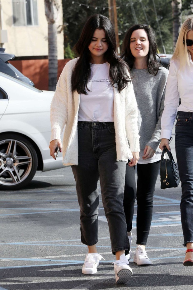 11 outfit mùa Xuân đơn giản nhưng sành điệu có thừa của Selena Gomez, không tham khảo thì phí - Ảnh 6.