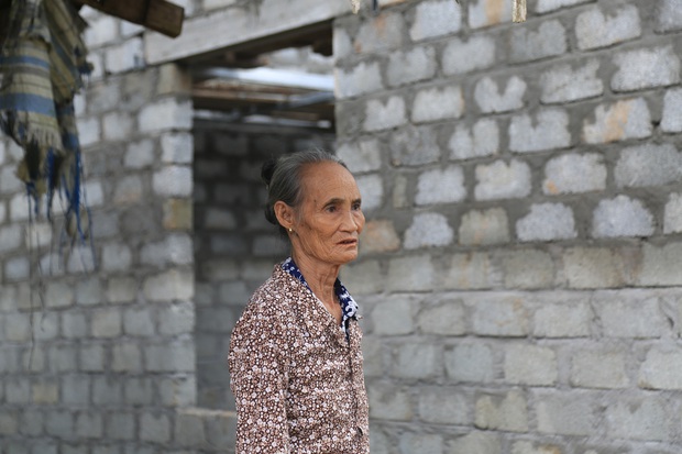 Niềm vui của cụ bà được hỗ trợ xây nhà chống lũ ở Hà Tĩnh: “Sắp có nhà kiên cố, tôi đỡ thấp thỏm mỗi khi mưa lũ tràn về” - Ảnh 2.