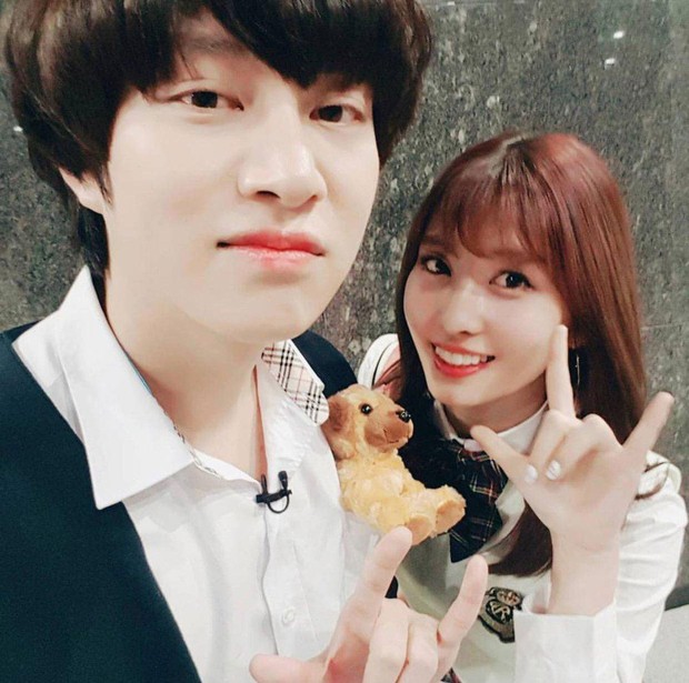 Công khai hẹn hò với Momo (TWICE) nhưng Heechul lại gọi cô gái này là tình đầu trên sóng truyền hình - Ảnh 7. Công khai hẹn hò với Momo (TWICE) nhưng Heechul lại gọi cô gái này là tình đầu trên sóng truyền hình - Ảnh 7.