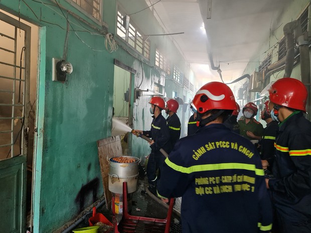 TP.HCM: Xưởng inox cháy dữ dội lan sang 12 phòng trọ, nhiều người ôm tài sản tháo chạy - Ảnh 2.