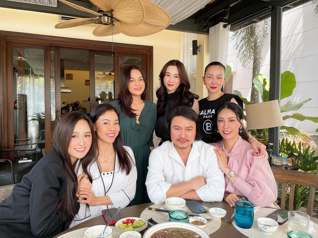 Dàn hậu 3 thế hệ đụng độ chung khung hình: Đặng Thu Thảo chiếm spotlight nhờ da “phát sáng”, Mai Phương Thuý giản dị vẫn cực xinh - Ảnh 2. Dàn hậu 3 thế hệ đụng độ chung khung hình: Đặng Thu Thảo chiếm spotlight nhờ da “phát sáng”, Mai Phương Thuý giản dị vẫn cực xinh - Ảnh 2.