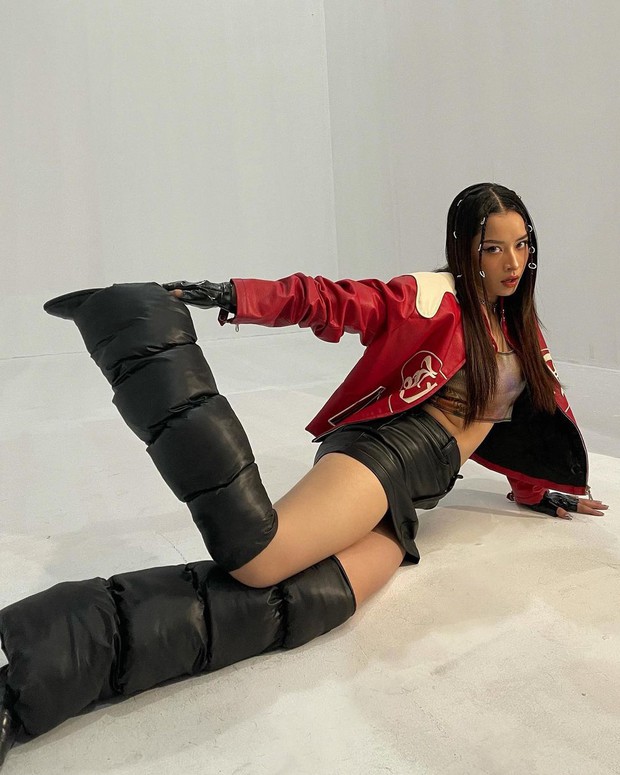 Chi Pu cosplay Rosé khi diện đôi “boots áo phao” nhưng bị netizen chê đẳng cấp kém xa - Ảnh 3.