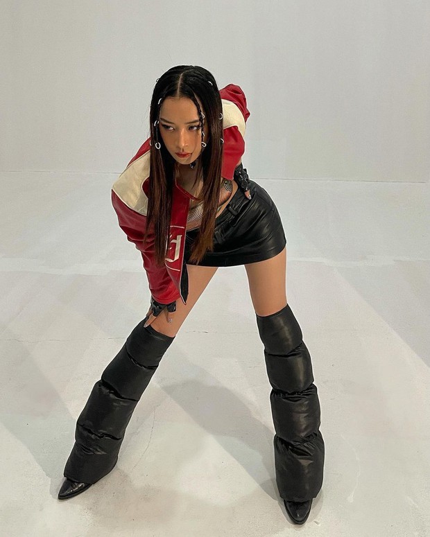 Chi Pu cosplay Rosé khi diện đôi “boots áo phao” nhưng bị netizen chê đẳng cấp kém xa - Ảnh 2.