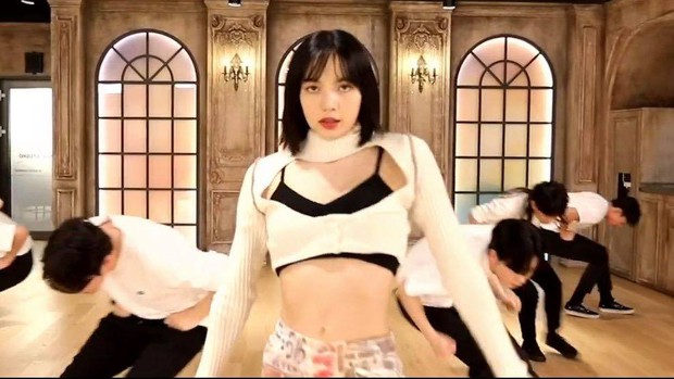 Lisa khoe vũ đạo ở Thanh Xuân Có Bạn, netizen lại thắc mắc: Ai giàu tới mức cho 200 tỷ để bả rẽ mái vậy? - Ảnh 5. Lisa khoe vũ đạo ở Thanh Xuân Có Bạn, netizen lại thắc mắc: Ai giàu tới mức cho 200 tỷ để bả rẽ mái vậy? - Ảnh 5.