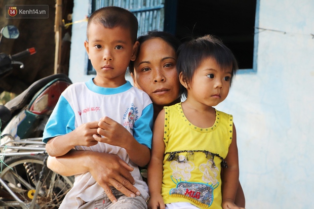 Cha bỗng hóa điên, 3 đứa trẻ đói ăn đi bắt ốc, xúc tép ngoài mương về phụ mẹ chạy lo cơm ngày 3 bữa - Ảnh 7.