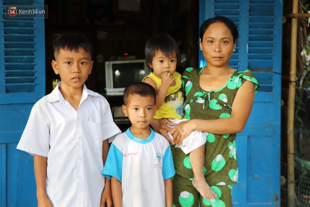 Cha bỗng hóa điên, 3 đứa trẻ đói ăn đi bắt ốc, xúc tép ngoài mương về phụ mẹ chạy lo cơm ngày 3 bữa - Ảnh 14.