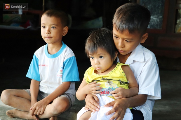 Cha bỗng hóa điên, 3 đứa trẻ đói ăn đi bắt ốc, xúc tép ngoài mương về phụ mẹ chạy lo cơm ngày 3 bữa - Ảnh 5.