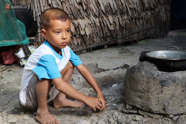 Cha bỗng hóa điên, 3 đứa trẻ đói ăn đi bắt ốc, xúc tép ngoài mương về phụ mẹ chạy lo cơm ngày 3 bữa - Ảnh 10.