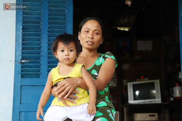 Cha bỗng hóa điên, 3 đứa trẻ đói ăn đi bắt ốc, xúc tép ngoài mương về phụ mẹ chạy lo cơm ngày 3 bữa - Ảnh 2.