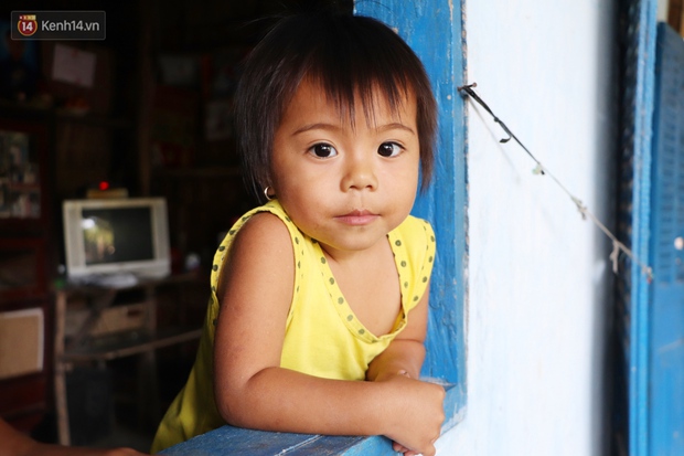 Cha bỗng hóa điên, 3 đứa trẻ đói ăn đi bắt ốc, xúc tép ngoài mương về phụ mẹ chạy lo cơm ngày 3 bữa - Ảnh 4.