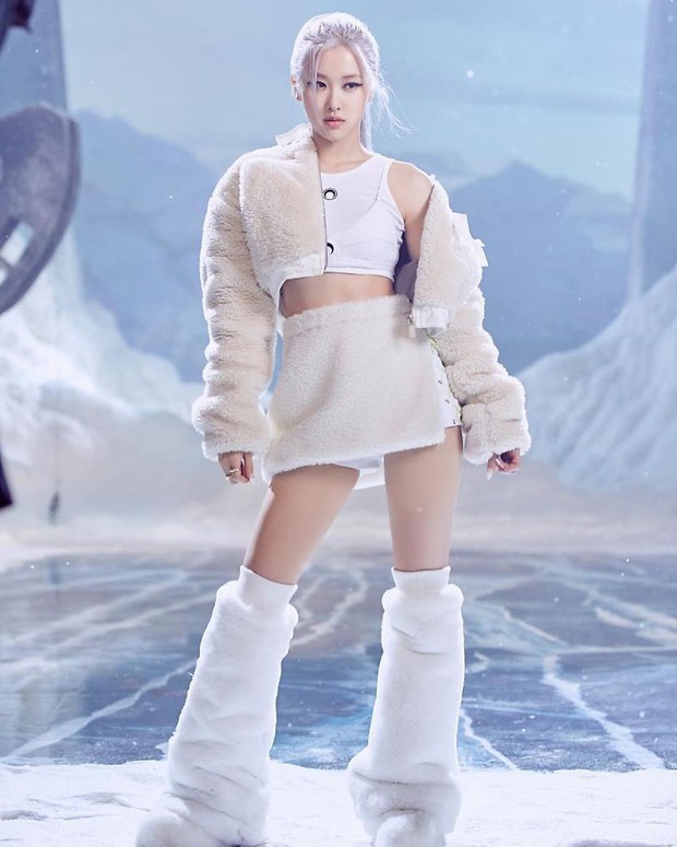 Chi Pu cosplay Rosé khi diện đôi “boots áo phao” nhưng bị netizen chê đẳng cấp kém xa - Ảnh 6.