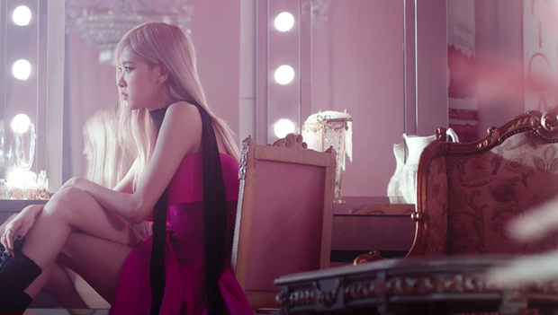 Rosé chỉ mang đúng 10 bộ outfit trong MV mới, không làm lại người chị Jennie trước đó rồi! - Ảnh 3.