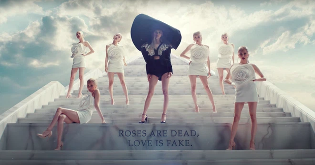 Rosé chỉ mang đúng 10 bộ outfit trong MV mới, không làm lại người chị Jennie trước đó rồi! - Ảnh 9.