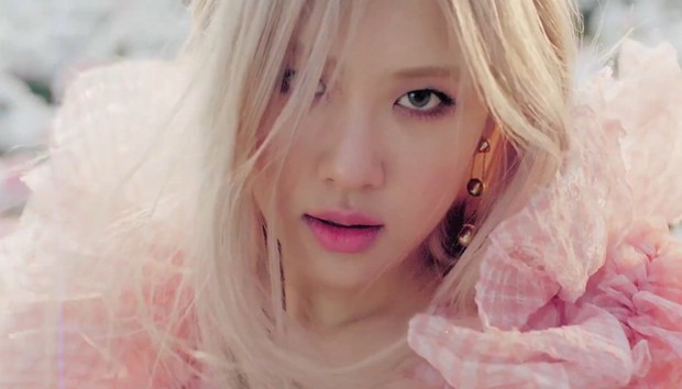 Style của Rosé trong MV mới đỉnh quá: Đồ biến tấu còn chất hơn nguyên bản, phòng tránh hớ hênh thật tài tình! - Ảnh 5.