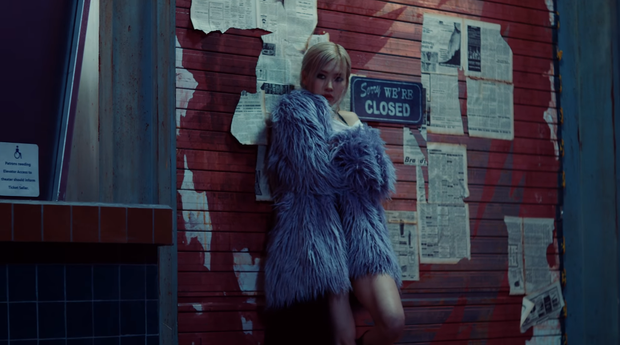 Xem MV của Rosé mà soi ra hàng loạt chi tiết na ná BLACKPINK, đi solo vẫn không thoát được hình bóng nhóm? - Ảnh 13.